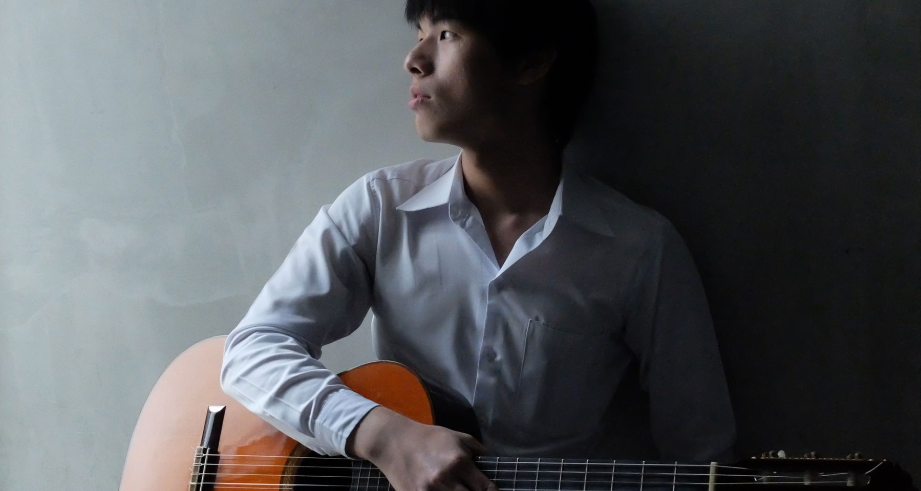 Chinnawat Themkumkwun performs Bach, Giuliani, Ponce, Brouwer and Chen Yi “From western to eastern”