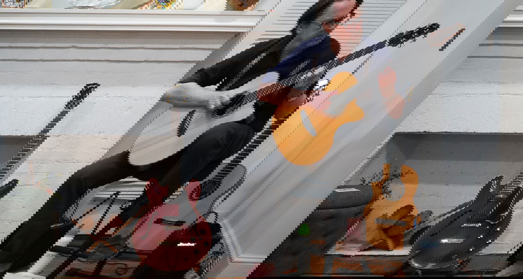 Relaxing evening of Latin classical guitar music